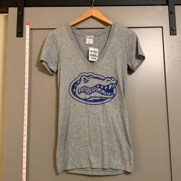 PINK Victoria's Secret Tops - NWT PINK Victoria’s Secret 5th & Ocean Florida Gator Head Gray V Neck Tee